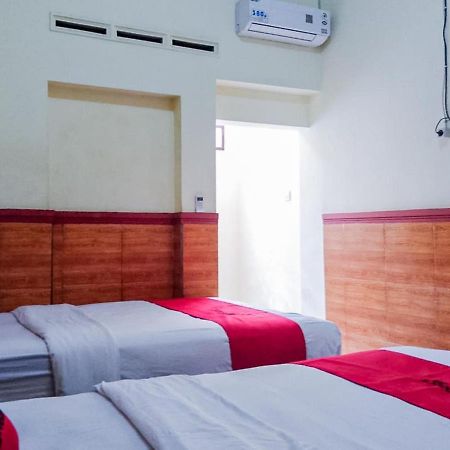 Reddoorz Syariah At Griya Soeratin Pacitan Hotel Exterior photo