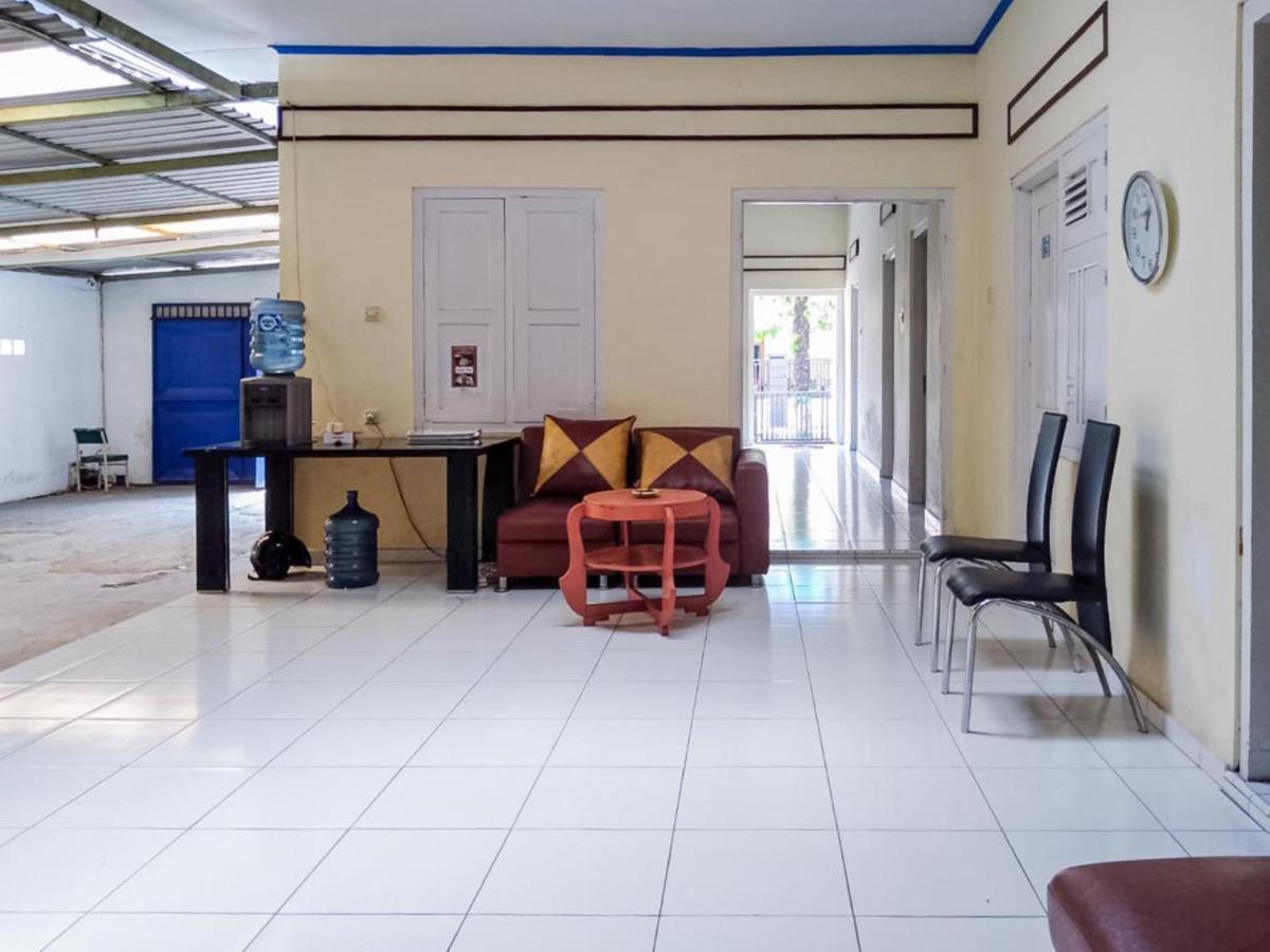 Reddoorz Syariah At Griya Soeratin Pacitan Hotel Exterior photo