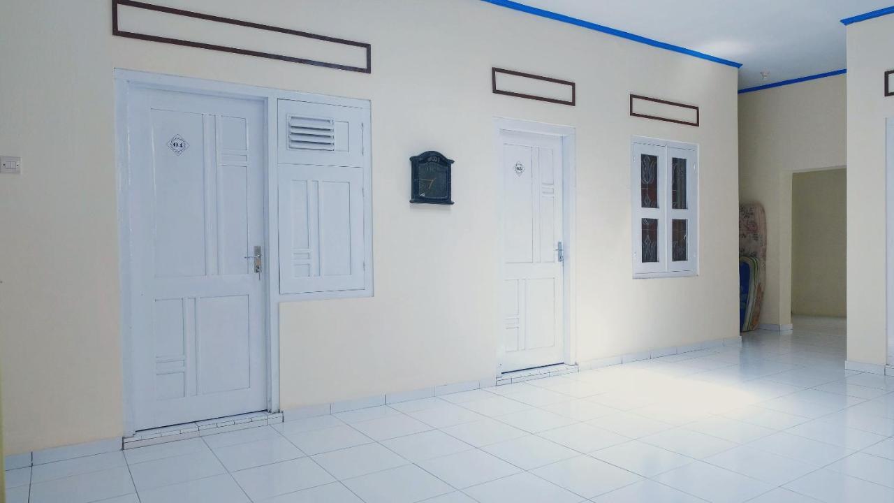 Reddoorz Syariah At Griya Soeratin Pacitan Hotel Exterior photo